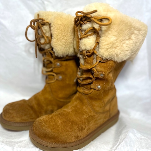 UGG Boots with Metal Decal Size 6 - Picture 5 of 9